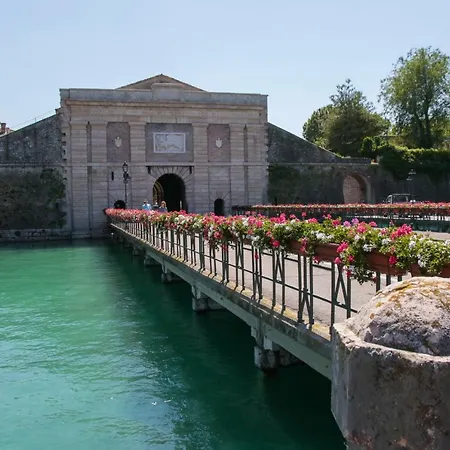 Le Finestre Sul Borgo Guest house