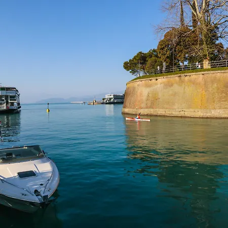 Le Finestre Sul Borgo Pensión Peschiera del Garda