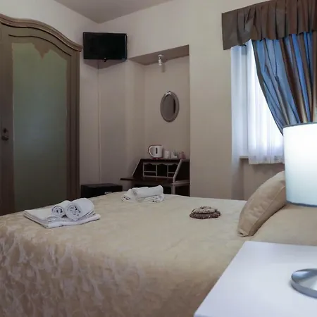 Le Finestre Sul Borgo Pensión Peschiera del Garda