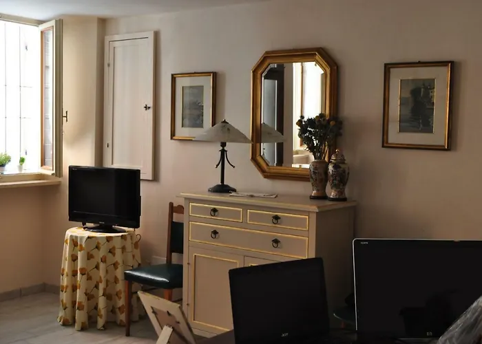 Le Finestre Sul Borgo Penzion Peschiera del Garda